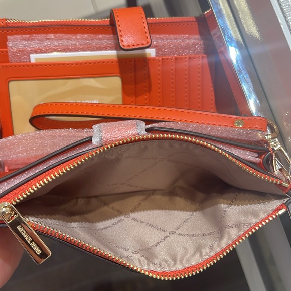 Michael Kors Jet Set Lg Ombré Signature Logo Double Zip Wallet Wristlet
RED - Picture 15 of 16